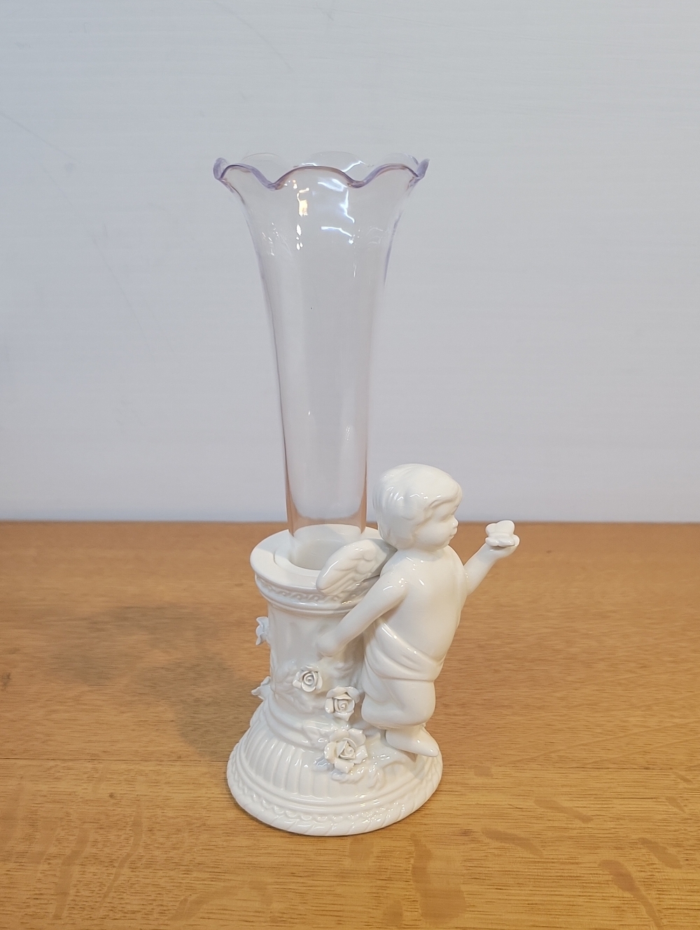 Avon Beige Cherub Vase For Small Bouquet Gift Collection With Original Box